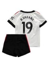 Fotbalové Dres Manchester United Raphael Varane #19 Dětské Venkovní Oblečení 2022-23 Krátký Rukáv (+ trenýrky)